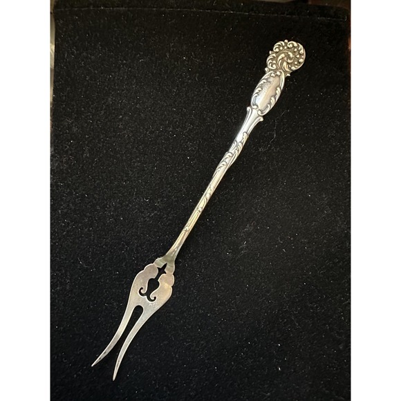 Antique Reed & Barton Sterling Pickle / Olive Fork La Reine - Picture 2 of 6